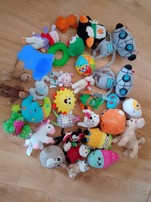 Zestaw około 30 maskotek