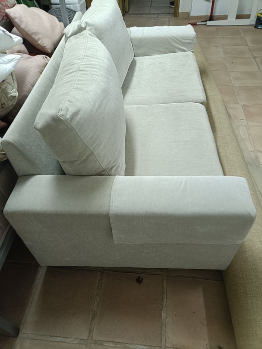 Sofa de dois lugares.Nao está rasgada , só tem que ser limpa