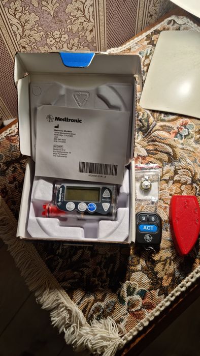 Інсулінова помпа Medtronic MiniMed Paradigm 715 + пульт