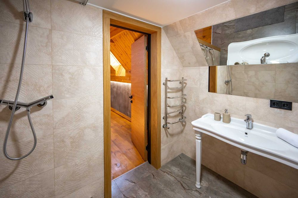 Вілла з лазнею,банкетним залом на 10спалень  для відпочинку /3012