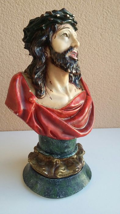Busto do Cristo antigo em gesso pintado