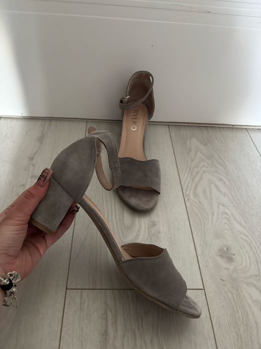 Buty na obcasie ryłko