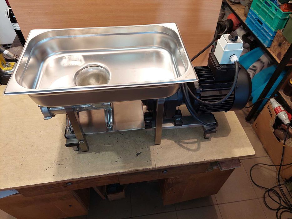 Maszynka Alfa 32 do mięsa i kości drobiowych na przekładni walcowej