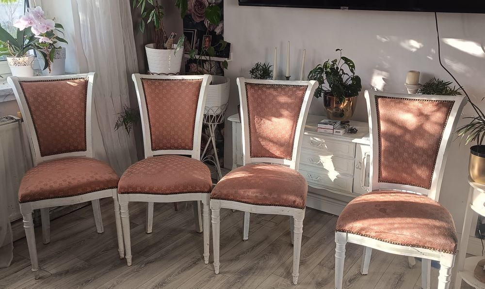 Zestaw krzeseł w stylu prowansalskim