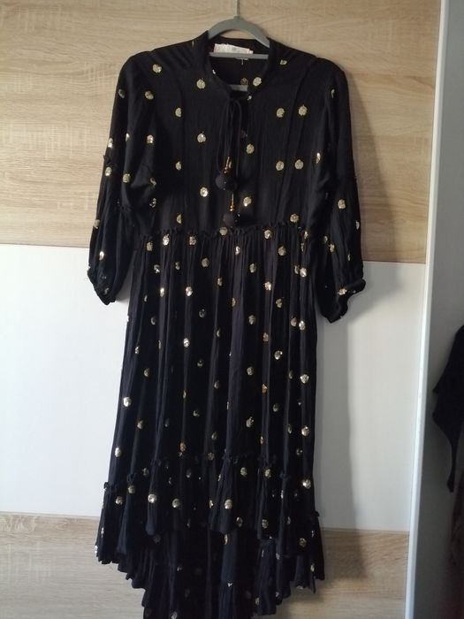 Vestido preto com detalhes dourados