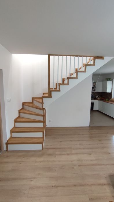 Schody dębowe, lakierowane, dopasowane do potrzeb, na beton, dywanowe.