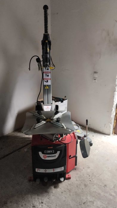 Будинок з приміщенням та обладнанням для шиномонтажу