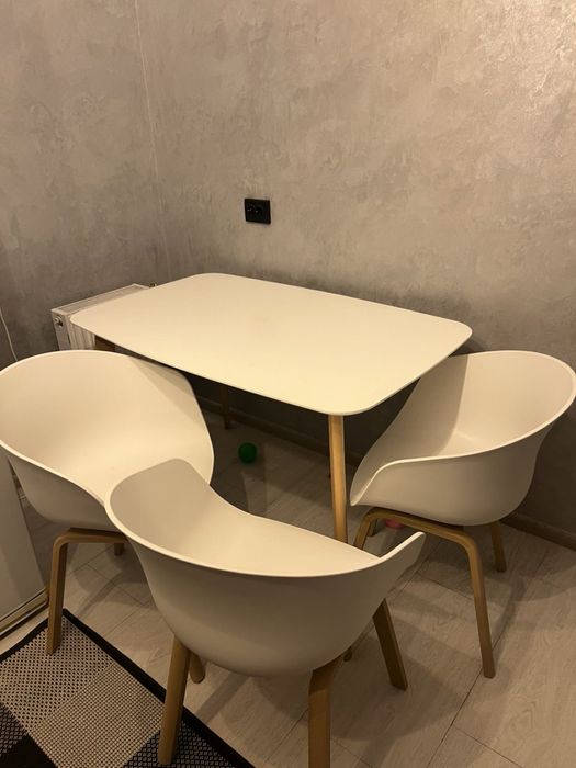 Продається кухонний стіл і 4 стільці