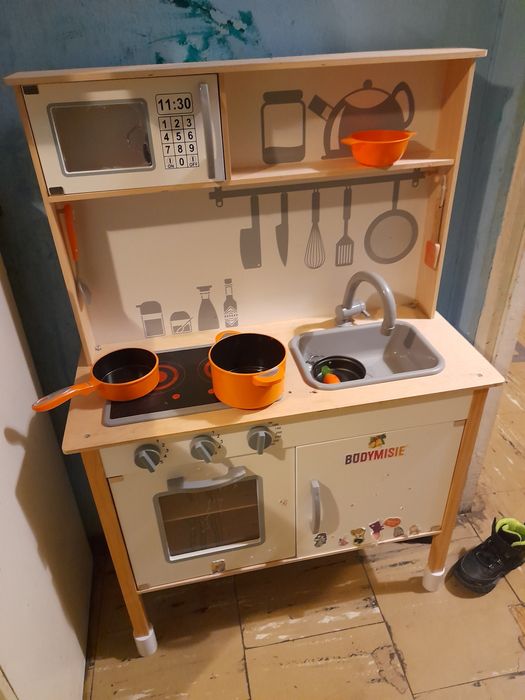 Oddam za darmo szafe materac i kuchnie