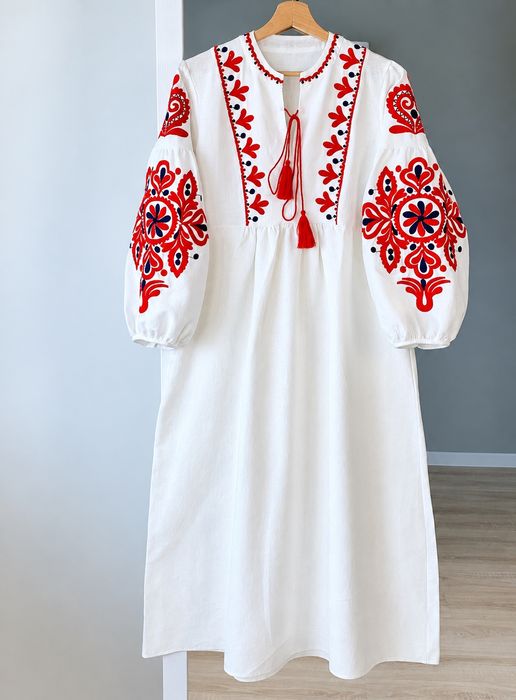 Вишита сукня міді