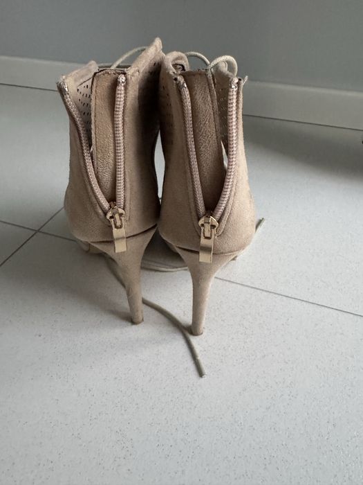 Letnie wiązane botki 37