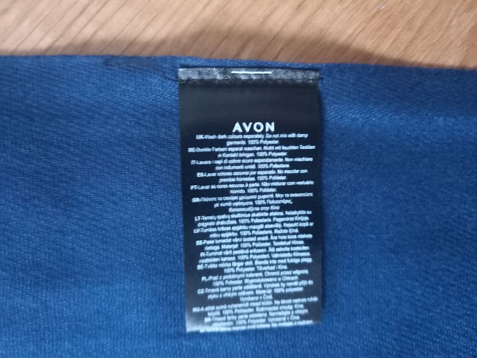 Szeroki szalik granatowy z frędzlami Avon