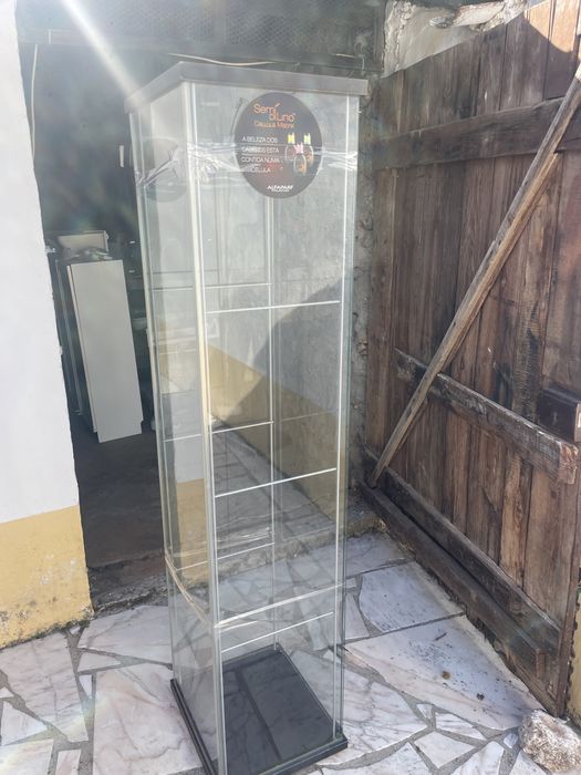 Vitrine com prateleiras