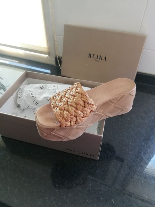 Sandálias da marca Ruika em pele