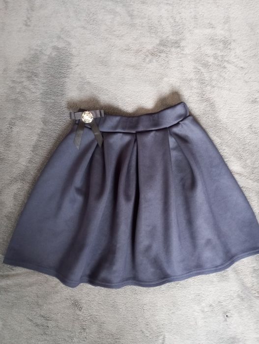 Spódniczka granatowa z elegancką broszką