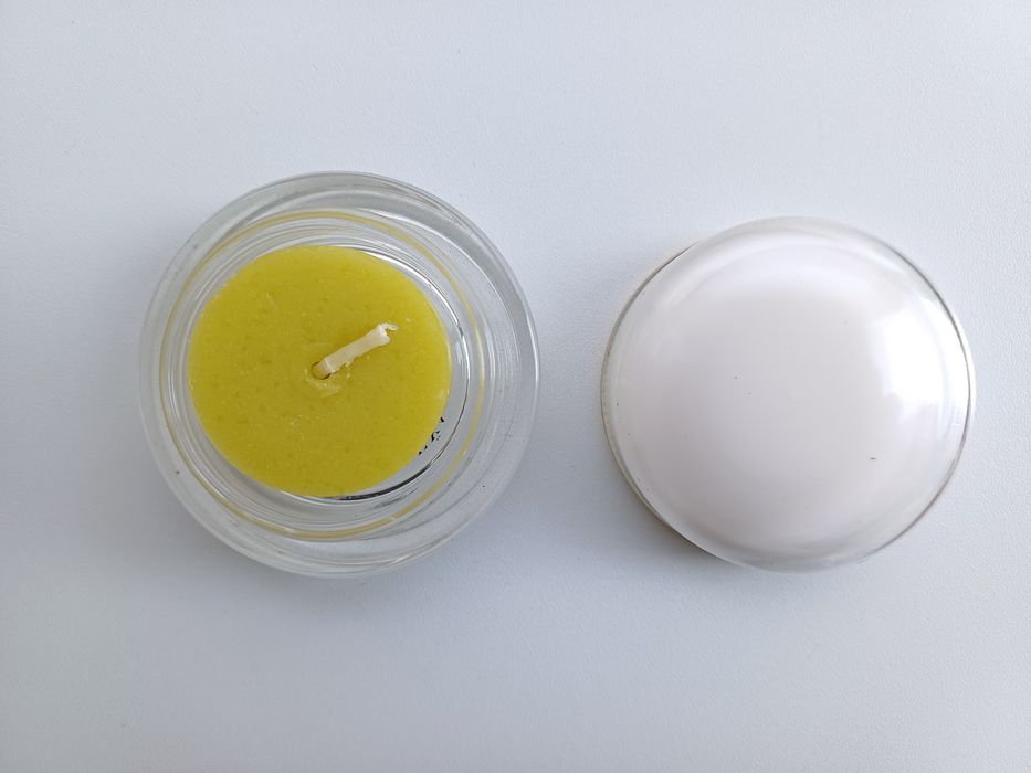 2 porta-velas de cerâmica branca e vela em forma de pêra