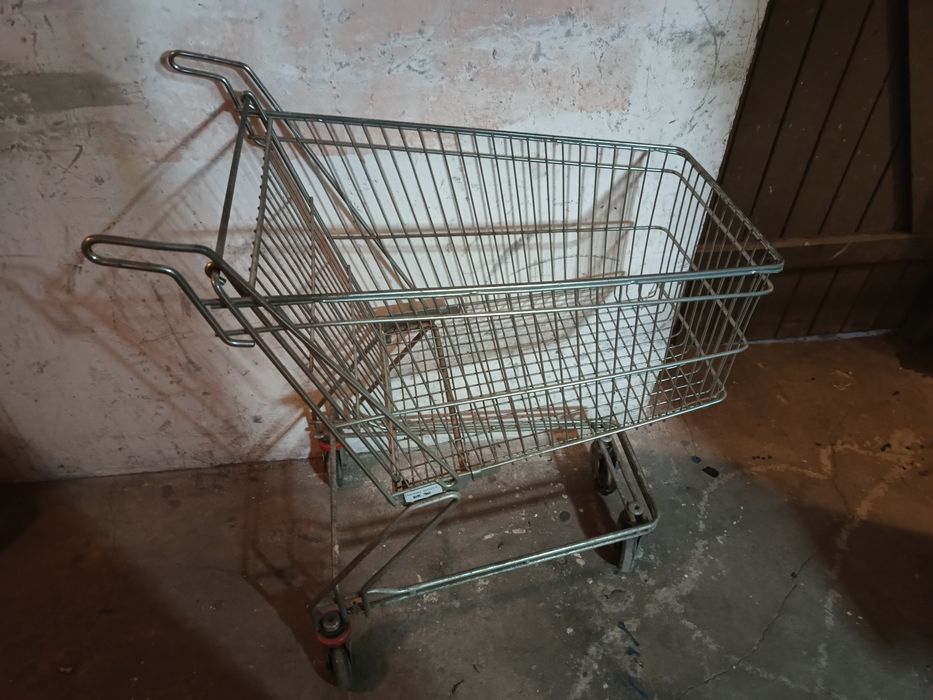 Duży wózek sklepowy