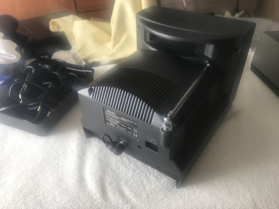 Tv pequena preto e branco