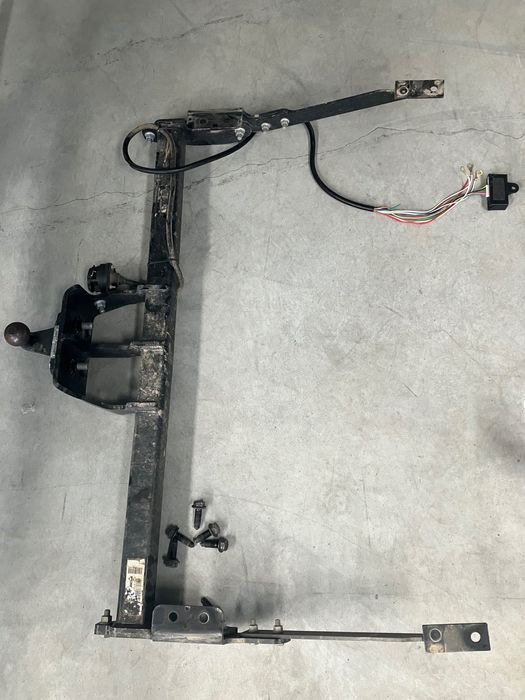 Engate de reboque (tow bar) compatível com Renault Trafic