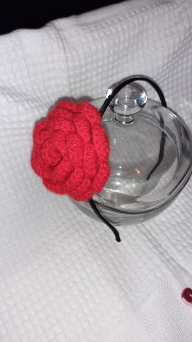 Bandolete com rosa em crochê