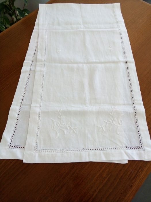 Pano em Linho com bordado à mão. 145cm/39cm. Sem uso.