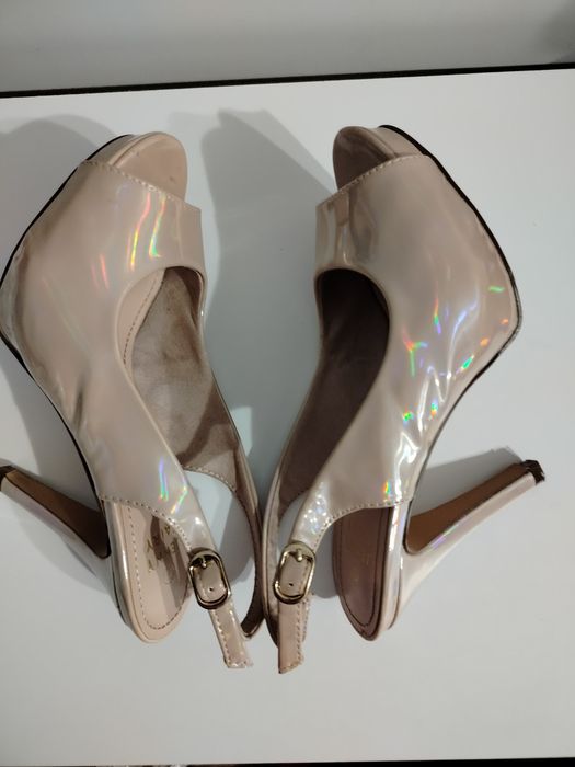 Lakierowane buty damskie na obcasie