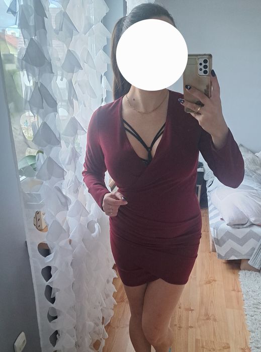 Burgundowa sukienka