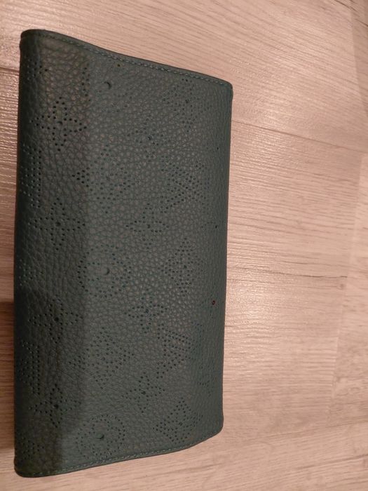 Louis Vuitton Selene (Mahina Leather Collection)