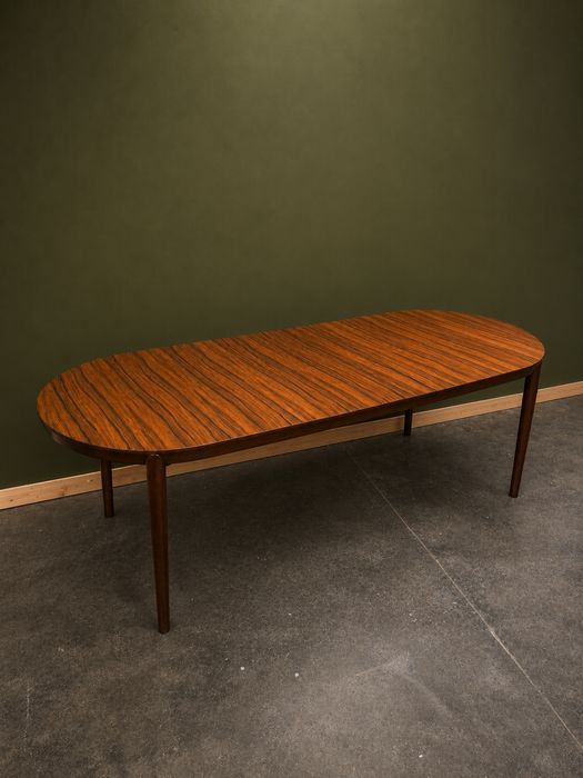 Mesa de jantar extensivel em Pau-Ferro