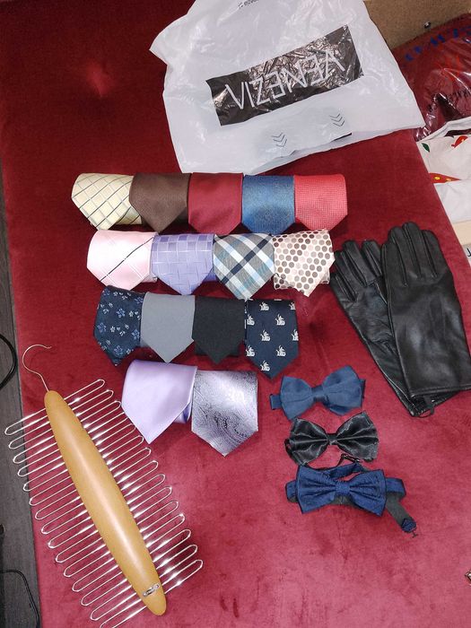 Krawaty, motyle, rękawice, likwidacja sklepu z konferencją męską.