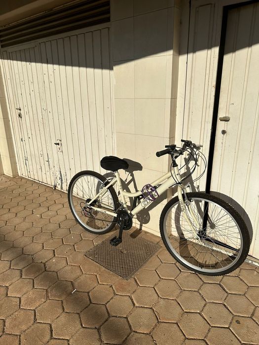 Bicicleta branca de adulto