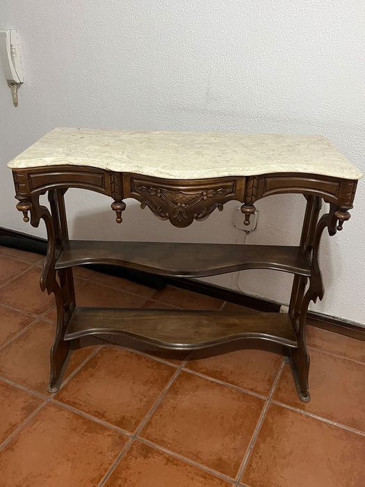 Consola com tampo em mármore