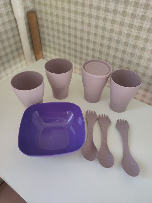 Пластиковий посуд для походу та поїздок