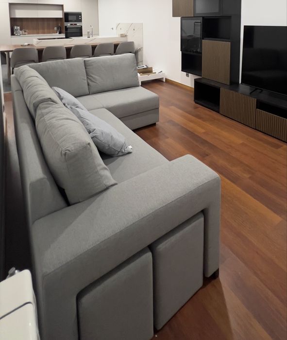 Sofa cama c/ mesa de centro e 2 bancos