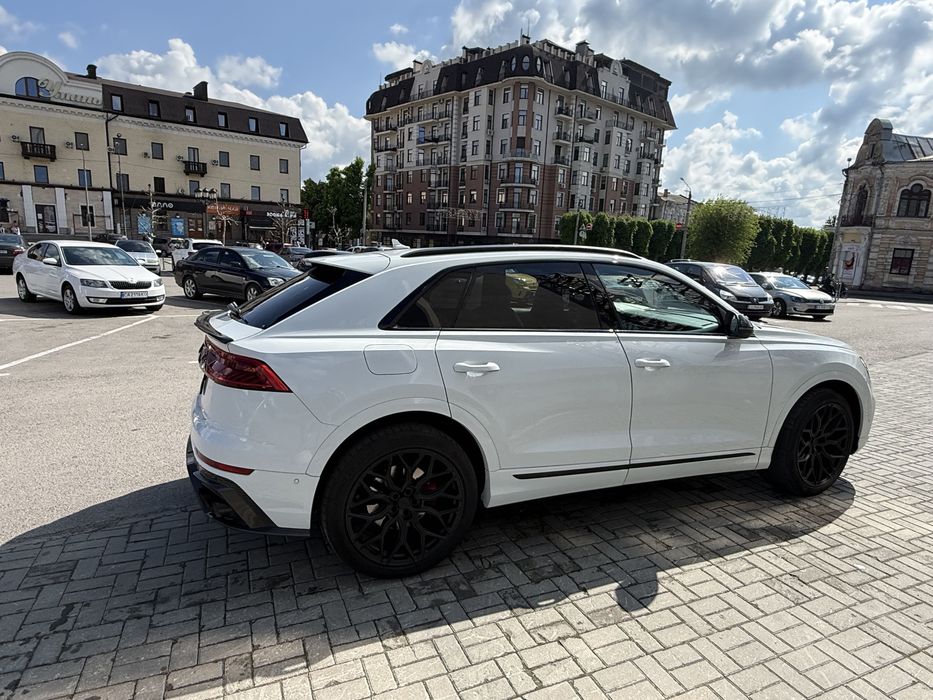 Біла Audi SQ8 2021