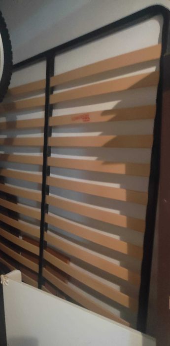 Conjunto de 2 mesas de cabeceira, cama (inclui o estrado) em cerejeira