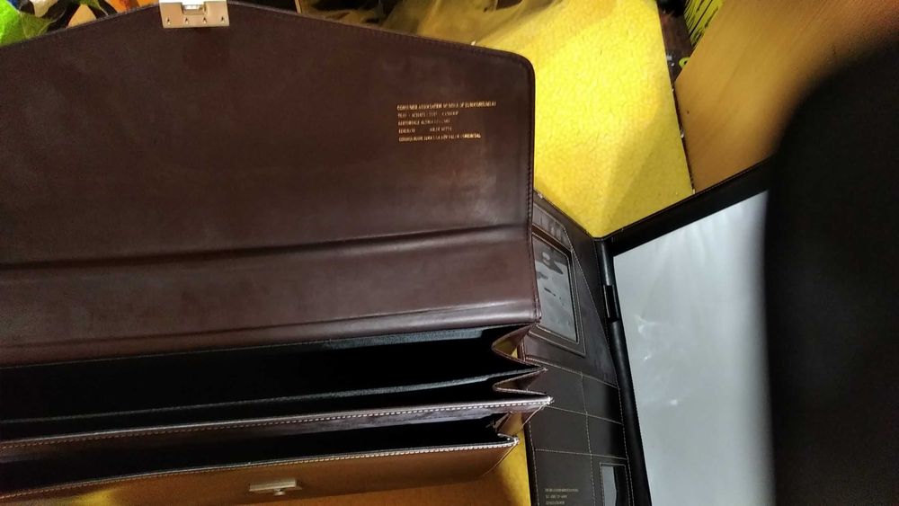 Mala de executivo nova em caixa com bloco de notas castanho