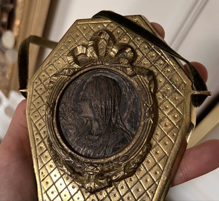 Aspersorium kropielnica brąz złocony vintage antyk Francja 1950 sygnowana sygnatura Maryja maryjka rzeźba made in France ramka rama zdjęcie
