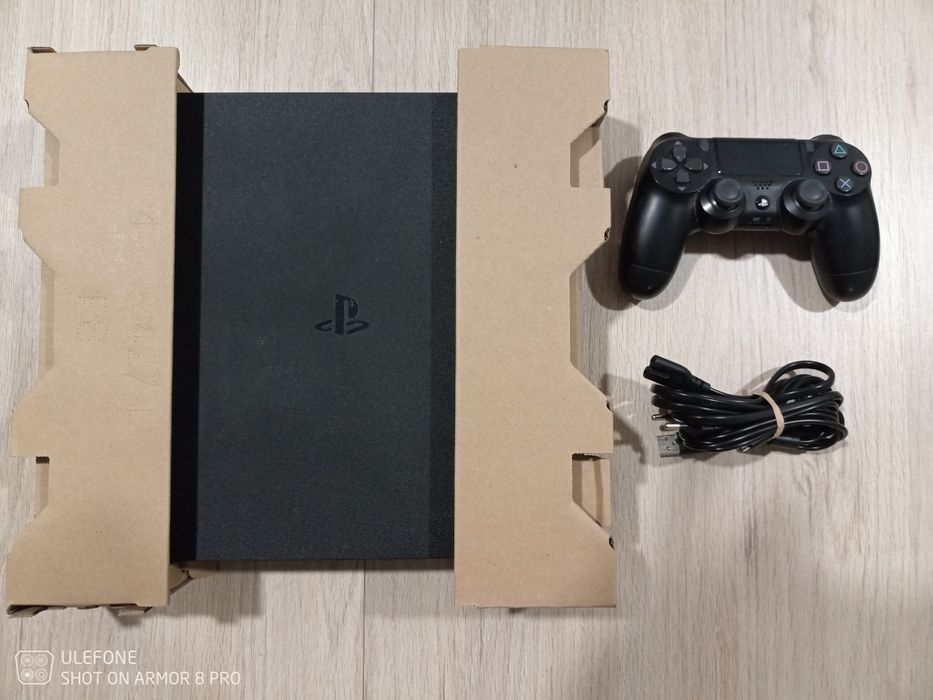 PS4 Slim na caixa excelente estado, como nova