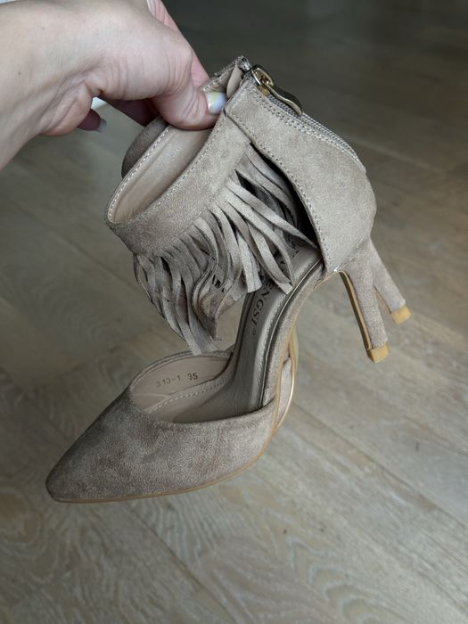 Шикарні нові босоніжки, розмір 35, довжина стопи 23 см.