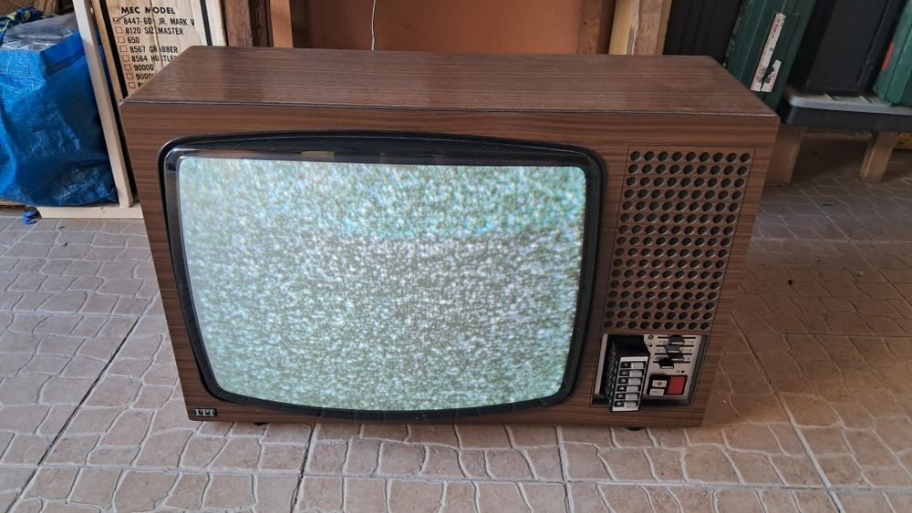 Televisão antiga ITT (A cores)