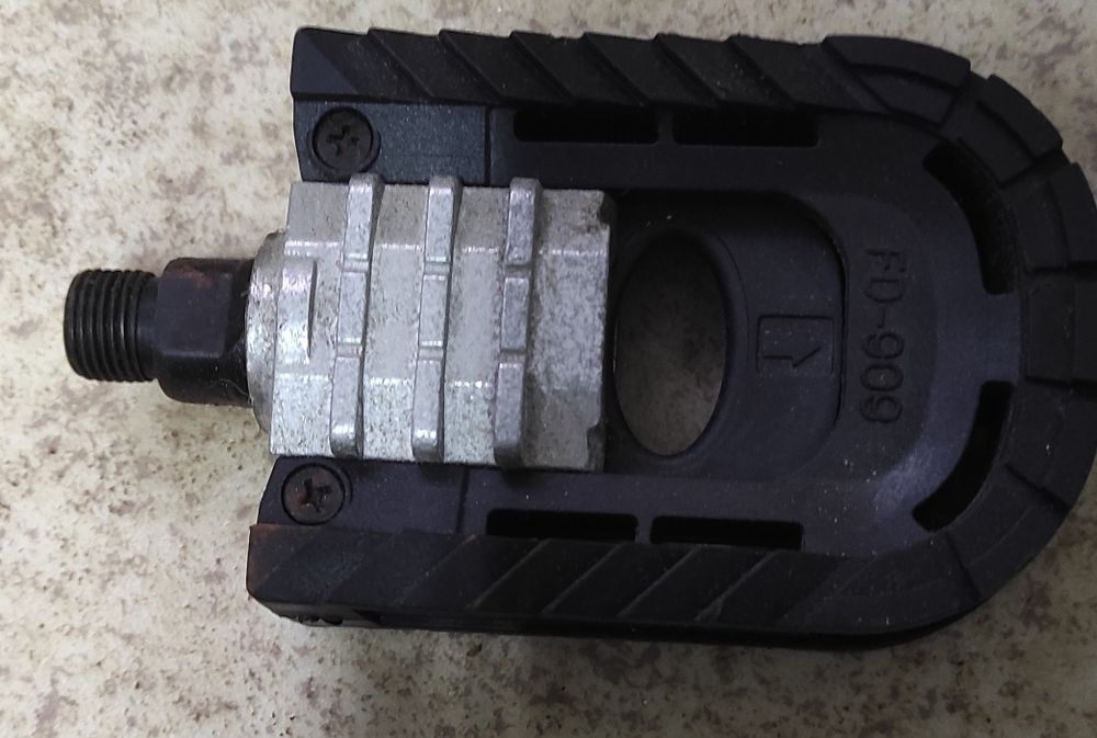 Peças para bicicletas. Acento, pedais de encaixe, kits de luzes