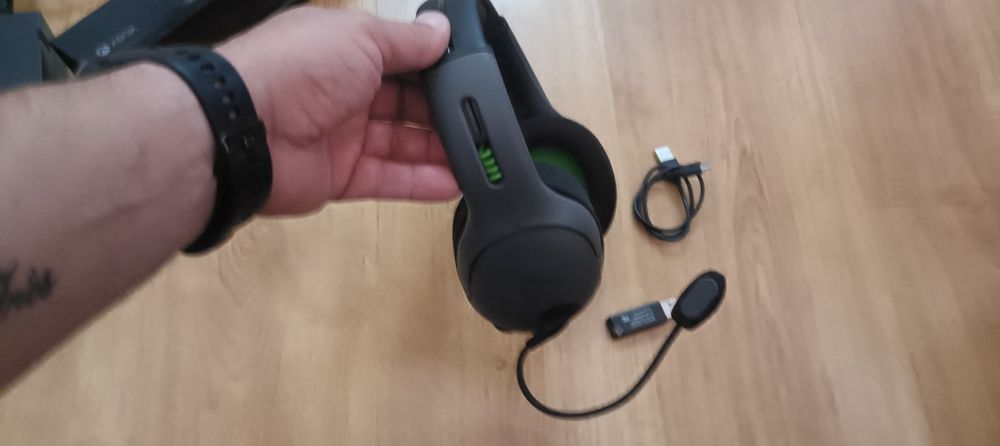 Xbox One 500GB + Kinect + Comando + Auscultadores — pronta a jogar