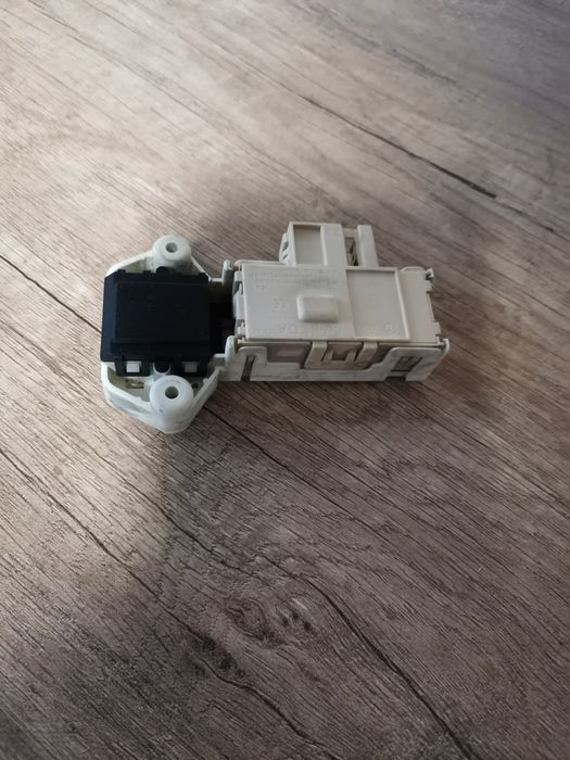 Замок люка двери стиралка Bosch