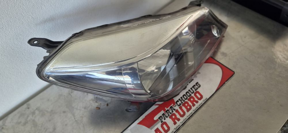 Farol direito toyota yaris p3