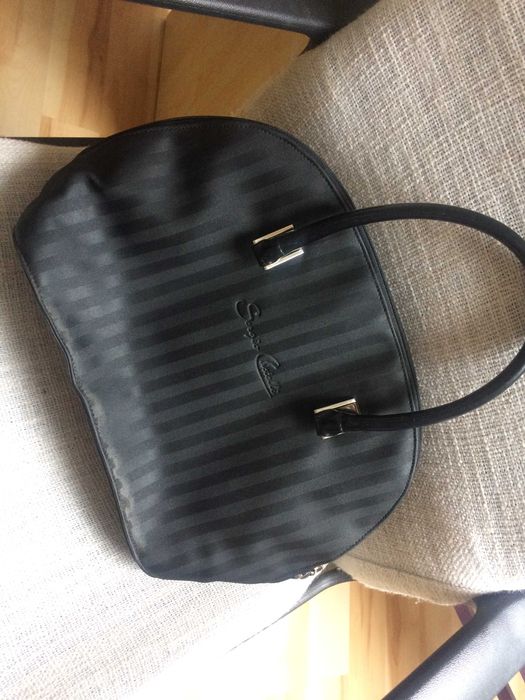 czarna torebka do ręki w paski
