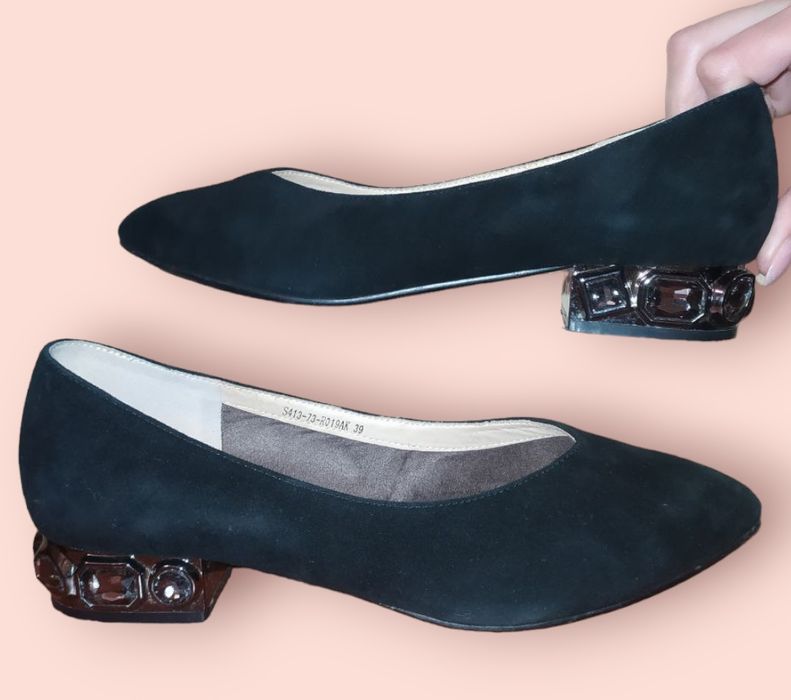 Туфельки  з камінням на 39 р