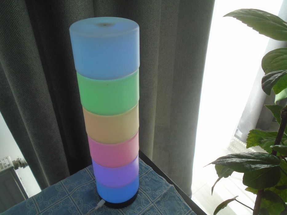 lampka LED RGB z dyskami na stosie