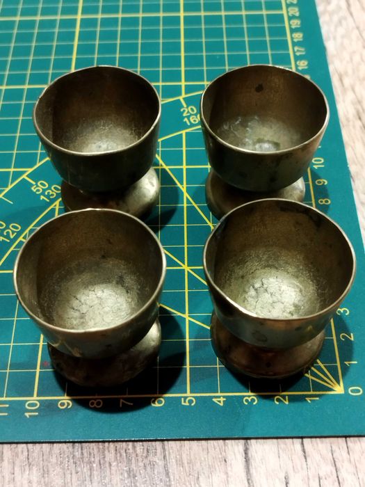 Stary, francuski wieszak na 4 kieliszki na jajka, mosiądz.