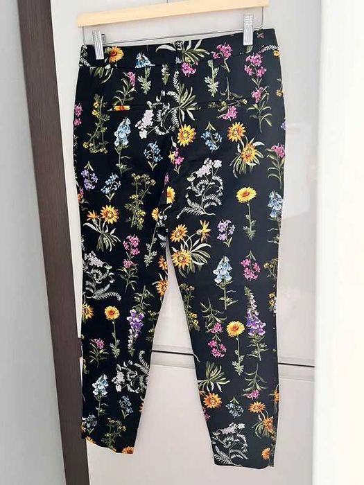 Eleganckie spodnie cygaretki Stradivarius 38 M w kwiaty